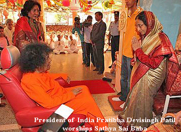 Presidebt of India Patel worshipping Sathya Sai Baba